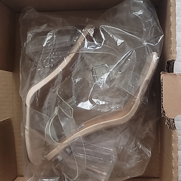 Steve Madden - HUNDRED CLEAR BLOCK HEEL SANDAL - Picture 7 of 8